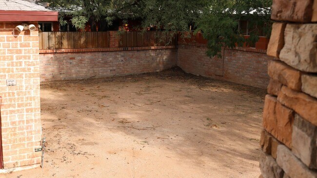 Building Photo - 1202 N Tucson Blvd