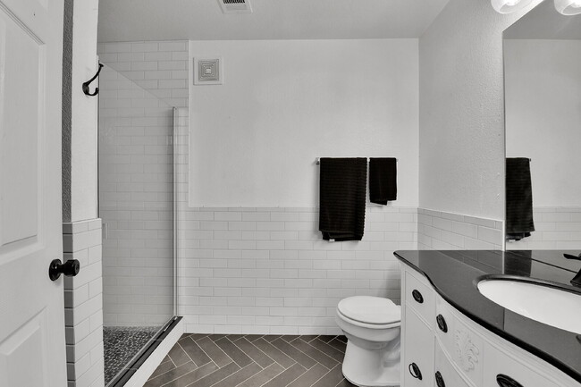 Building Photo - $2,000 - 2 Bed, 2 Bath Updated Townhome in...