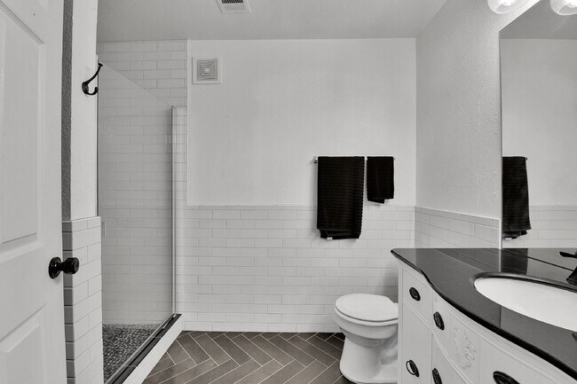 Building Photo - $2,100 - 2 Bed, 2 Bath Updated Townhome in...