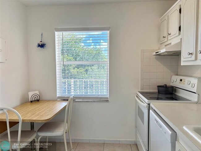 Building Photo - 1055 Country Club Dr
