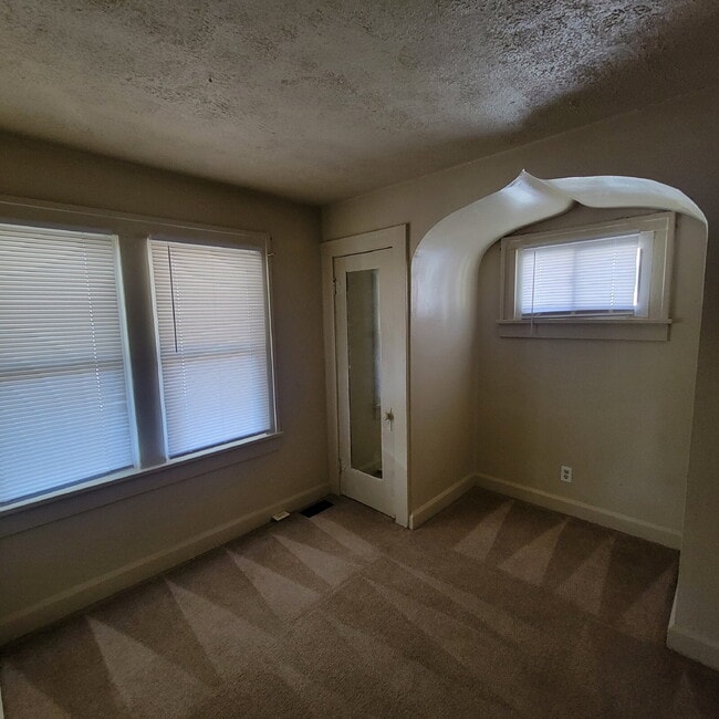 Building Photo - Irvington 3BR House w/Fenced Yard!