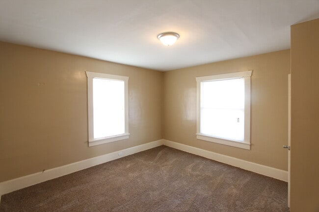 Building Photo - New On The Market! Fresh New Updates!! Bet...
