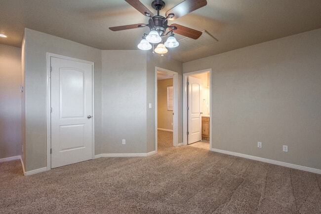 Building Photo - Beautiful St. George Home - Community Pool...
