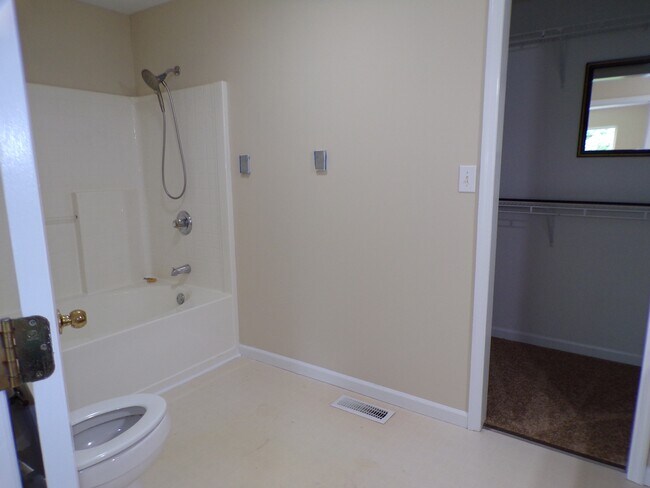 Building Photo - 1425 Hammerhill Rd