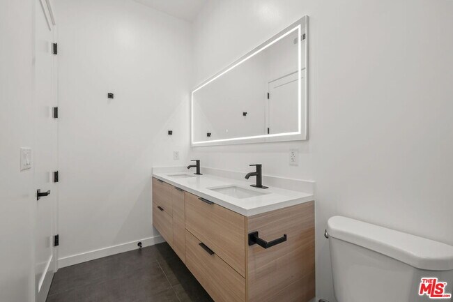 Building Photo - 257 S Park View St