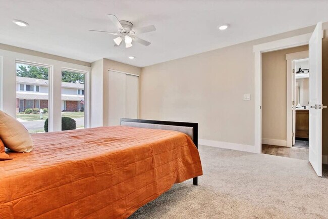 Building Photo - 1215 E Cerramar Ct