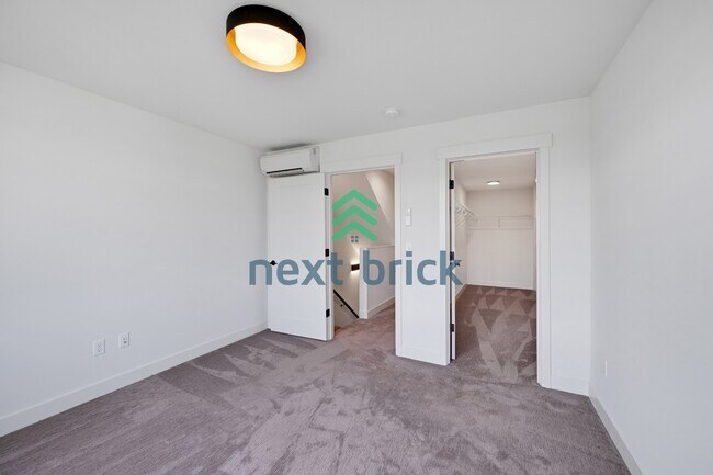 Building Photo - "Charming 3-Bedroom Townhouse Oasis in Heart of Seattle – Spacious 1460 Sq Ft with 2 Full Baths!"