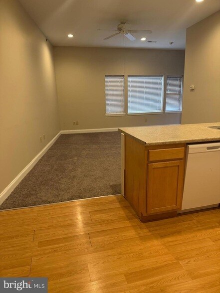 Building Photo - 609 Summit Ave