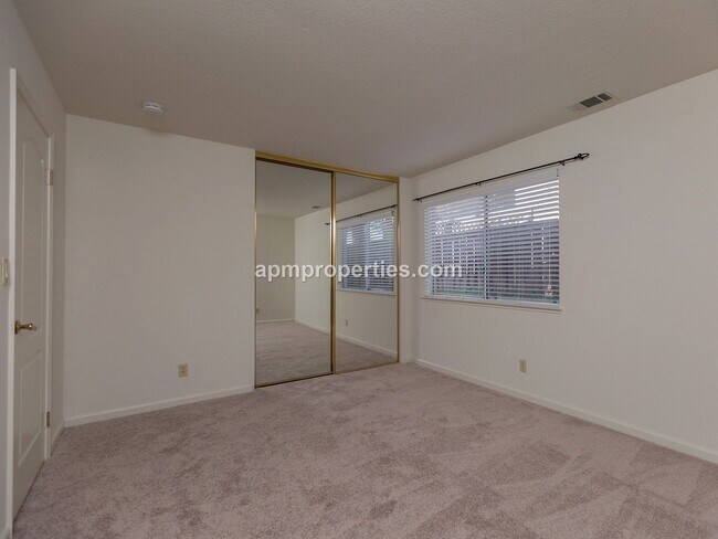 Building Photo - Elegant 4 Bedroom, 3 bath, 3-Car Garage in...