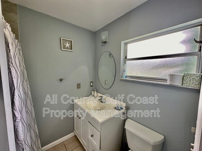 Building Photo - 515 15th Ave W