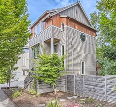 Building Photo - 3 bed 3 bath home close to Sellwood