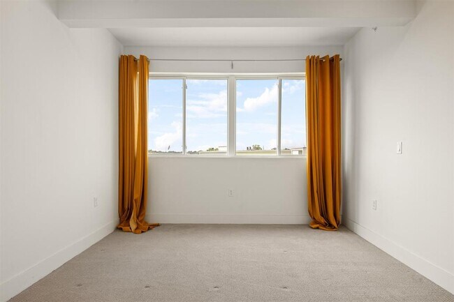 Building Photo - 604 N Bluff Dr