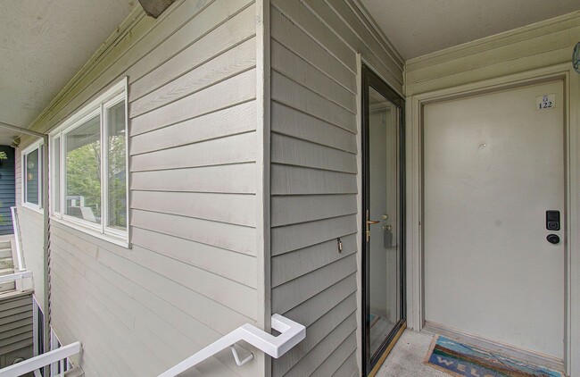 Building Photo - Bright Loft Condo with Stunning Columbia River Views