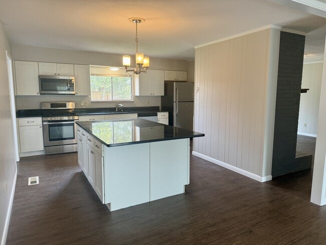 Building Photo - 928 Roderick Rd