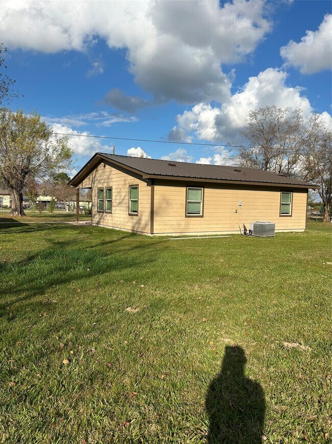 Building Photo - 16011 Mary Ann Ln