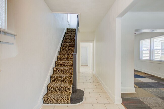 Building Photo - 6 Bed, 1.5 Bath Home in Granby School Dist...