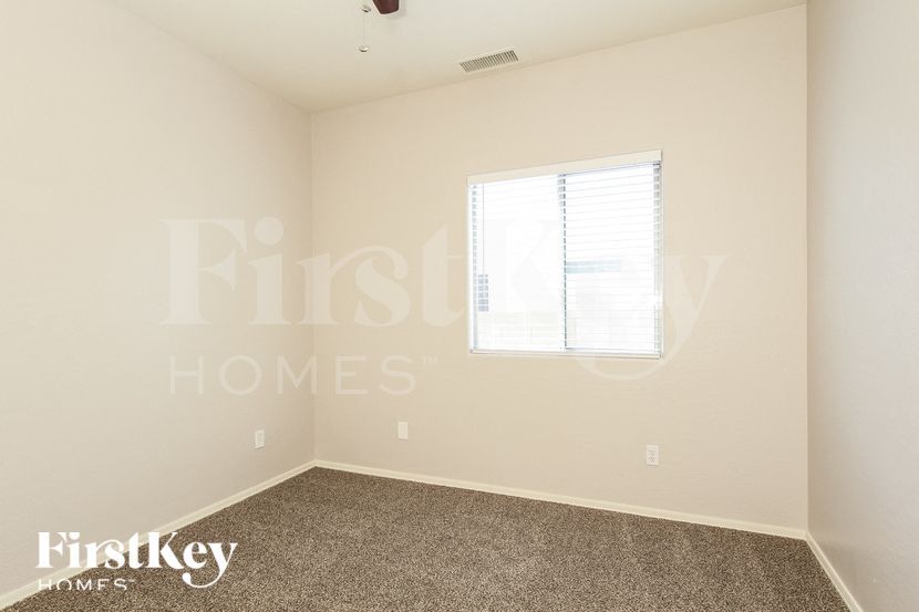 Building Photo - 390 E Yellow Wood Ave