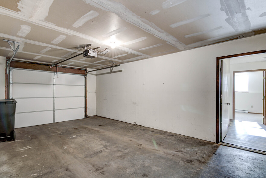 Building Photo - 627 Maple St