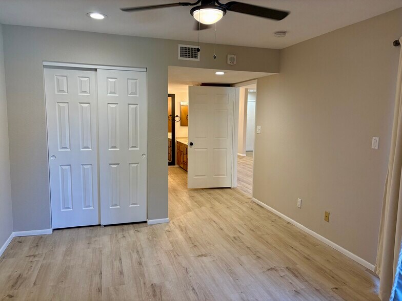Building Photo - 12222 N Paradise Village Pky W