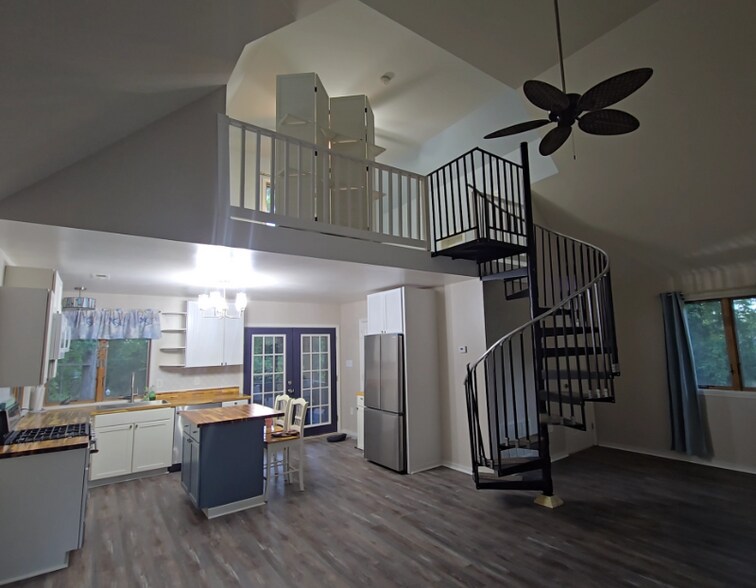 Building Photo - 14742 MacArthur Dr