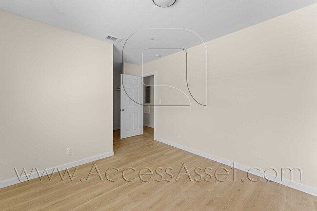 Building Photo - 108 S Lindsay St
