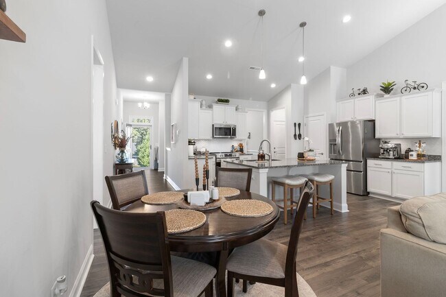 Building Photo - Beautiful 3 Bedroom 2 Bath Ranch