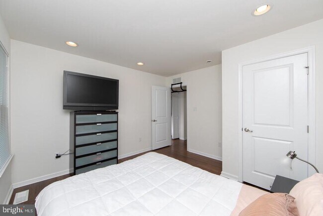 Building Photo - 28 Regency Ct