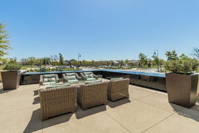 Building Photo - Newly Built 3/2.5 Home in Tesoro Viejo Community