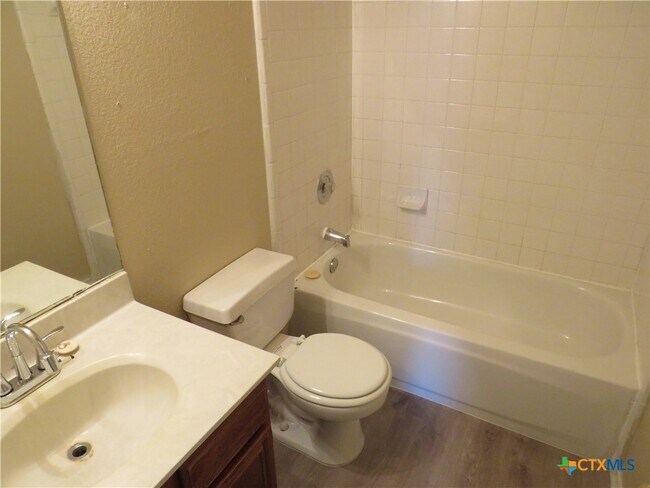 Building Photo - 1602 Benttree Dr