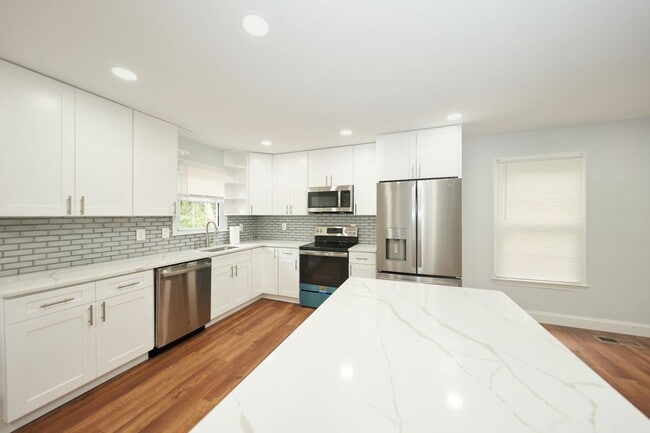 Building Photo - 9900 Kingsbridge Dr