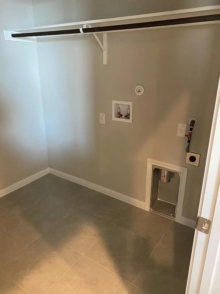 Building Photo - Room in Condo on College Park Dr