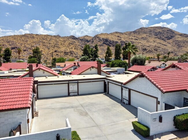 Building Photo - 2490 E Miramonte Cir