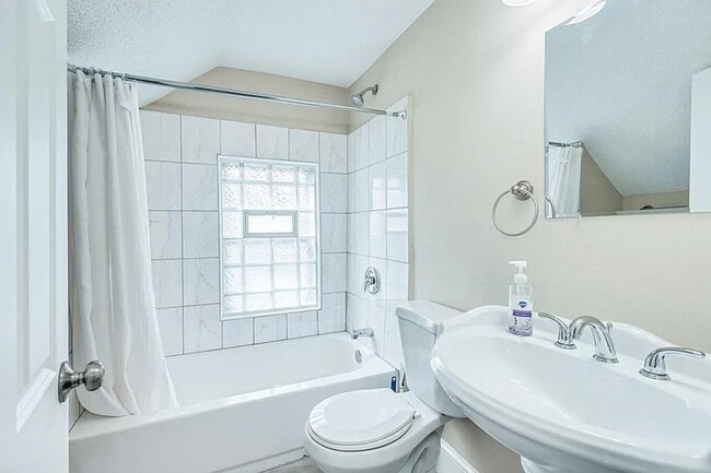 Building Photo - Stunning 5 Bedroom, 2 Bathroom Home in Minneapolis! Available 3/1/2026-Section 8 Accepted