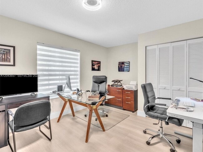Building Photo - 639 Verona Pl