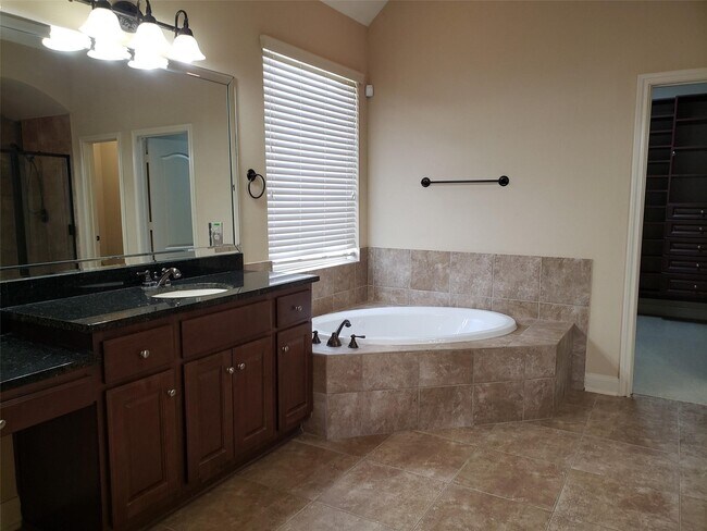 Building Photo - 5402 Valley Country Ln