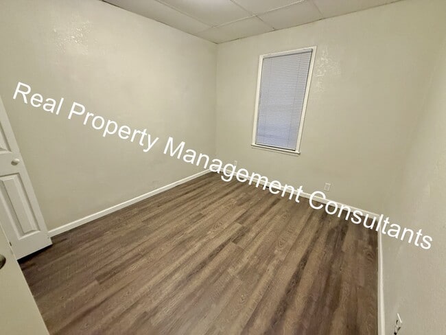 Building Photo - 3 Bed 2 Bath Duplex Now Available!