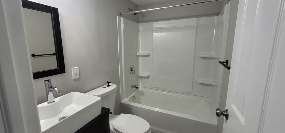 Building Photo - 2011 Caspian Ave