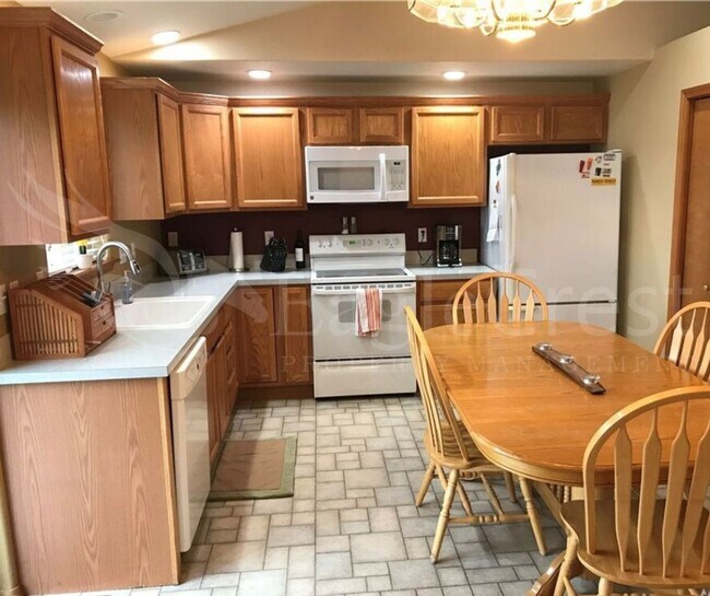 Building Photo - Three Bedroom, Two Bathroom House Located Near WWCC