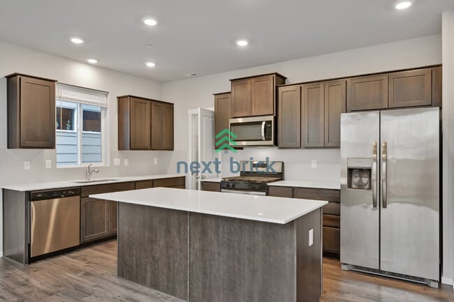 Building Photo - Modern 4-Bedroom Home in Rainier Ridge