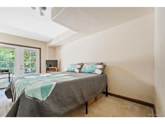 Building Photo - 832 Spring Valley Dr