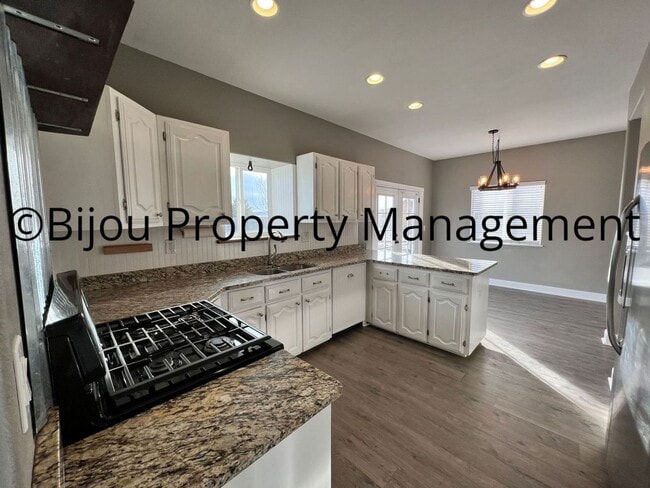 Building Photo - Spacious Country Living!