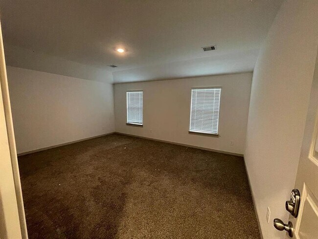 Building Photo - 7015 Sunbreeze Ln