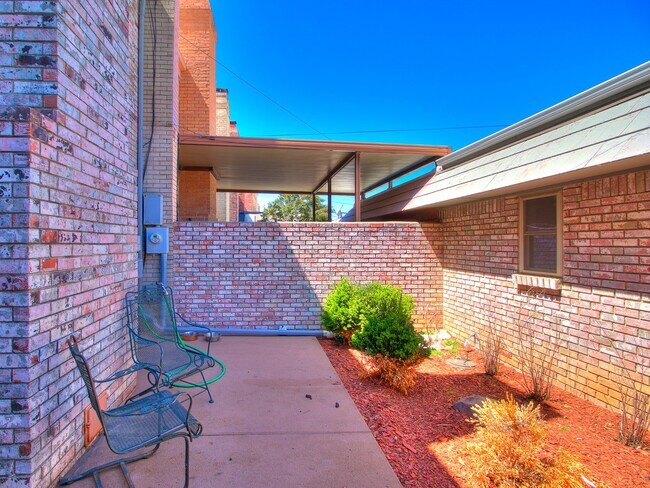 Building Photo - 3063 W Wilshire Blvd