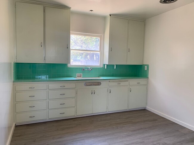 Building Photo - 2 Br 1 Ba Available Now