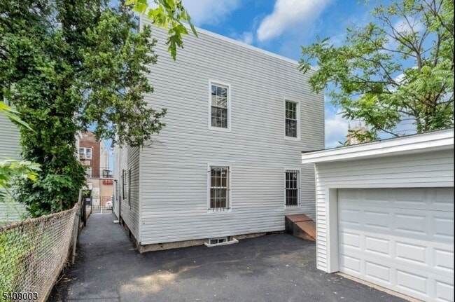 Building Photo - 568 Grove St