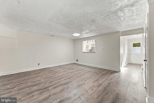 Building Photo - 8 Victoria Manor Ct