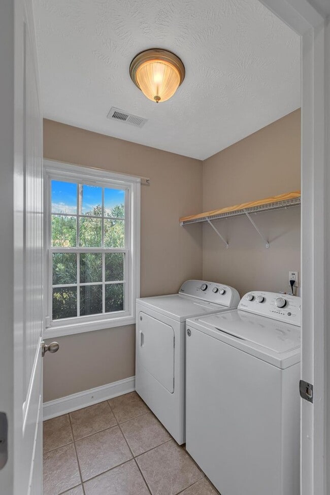 Building Photo - Large 3 bedroom with BONUS room!