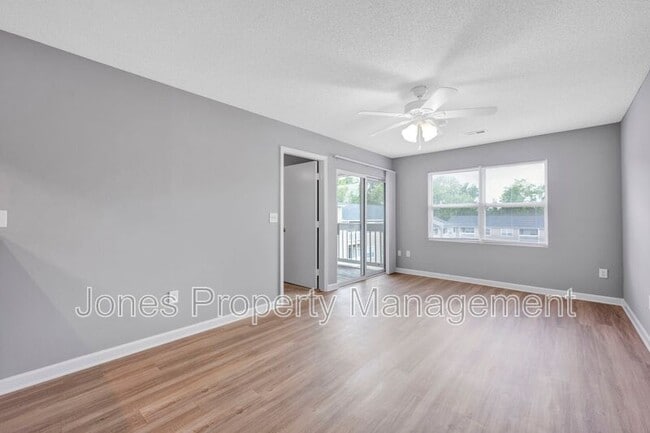 Building Photo - 305 Country Club Dr NE