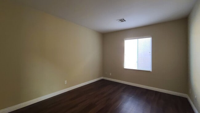 Building Photo - 3 Bedroom home located near Mountains Edge.