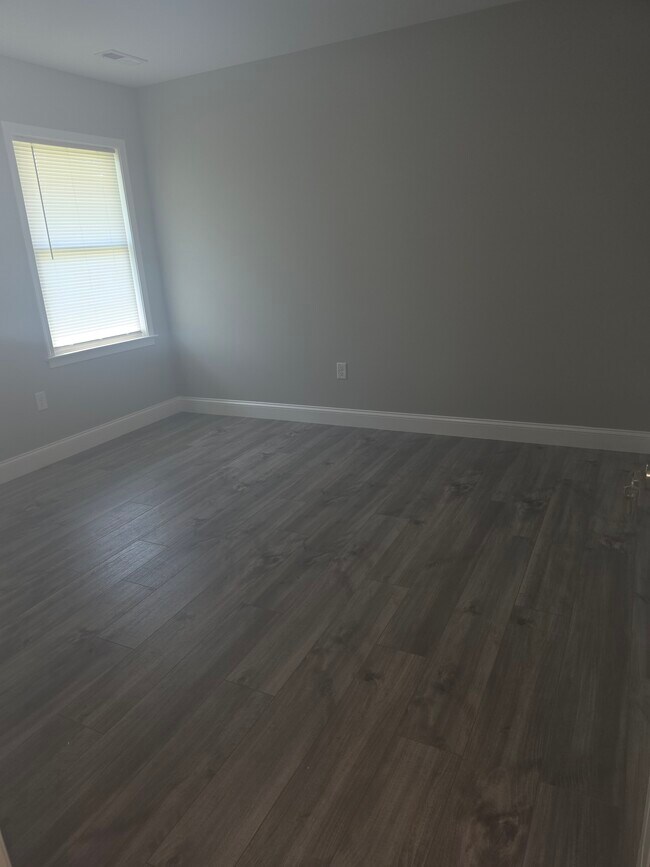 Building Photo - 745 River Rd